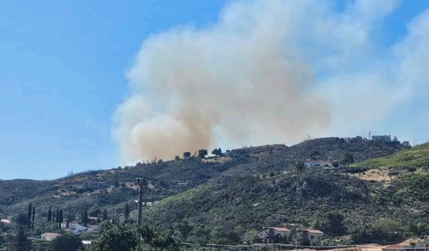 Φωτιά στη Δροσοπηγή: 50 πυροσβέστες και 5 εναέρια στο σημείο