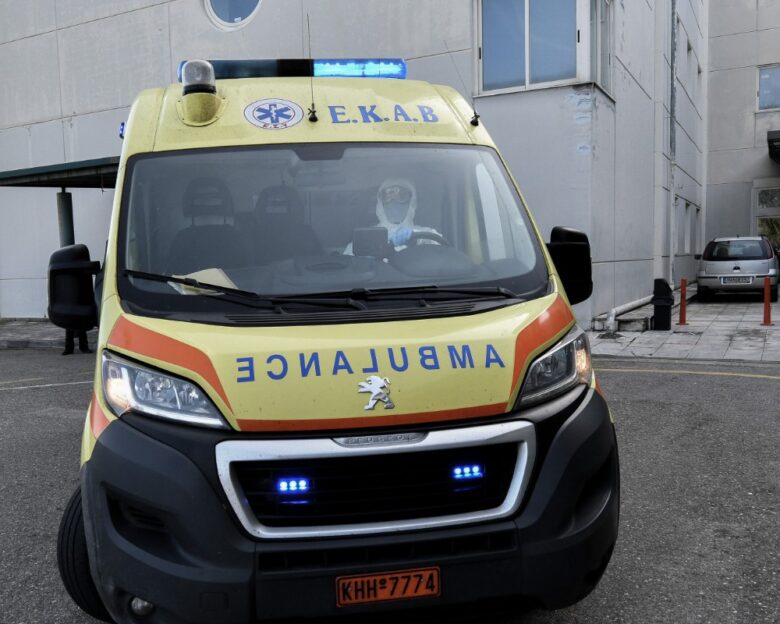 Ασθενοφόρο έξω από το Γενικό Νοσοκομείο Ηλείας