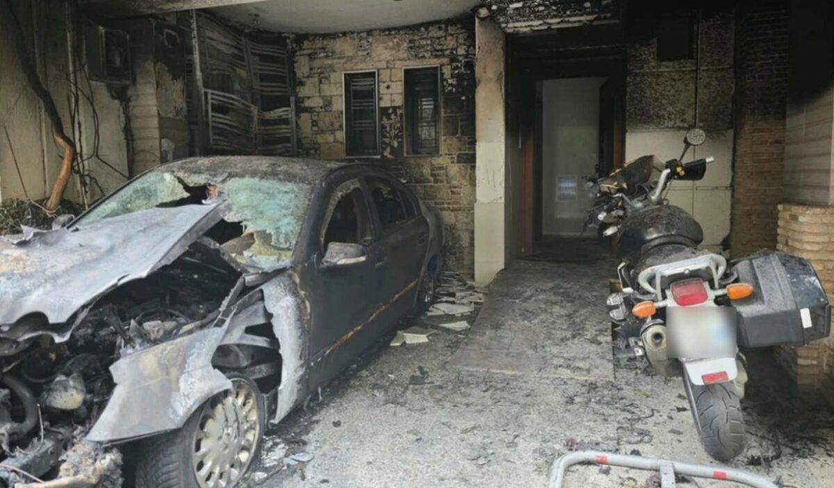 Εμπρηστική επίθεση στου Ζωγράφου σε πιλοτή πολυκατοικίας όπου μένει αντιδήμαρχος: Κάηκε το αυτοκίνητο του, δείτε φωτογραφίες