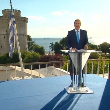Εντυπωσιακή έναρξη του δελτίου ειδήσεων της ΕΡΤ με φόντο τον Λευκό Πύργο και τον Θερμαϊκό