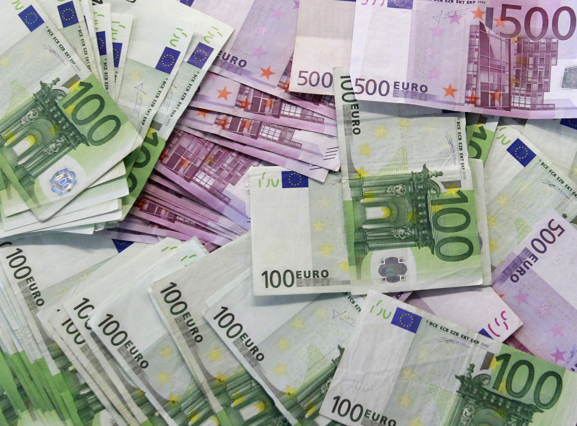 Euro notes are spread out at a bank branch in Madrid January 13, 2011. Spain and Italy staged successful bond sales on Thursday, buying European leaders a little time to come up with a new package of measures to stem the debt crisis rocking their 12-year old single currency bloc. A day after Portugal surprised many in the markets by selling 10-year debt relatively easily, Spain and Italy passed their first major financial tests of 2011, auctioning a total of 9 billion euros in bonds.