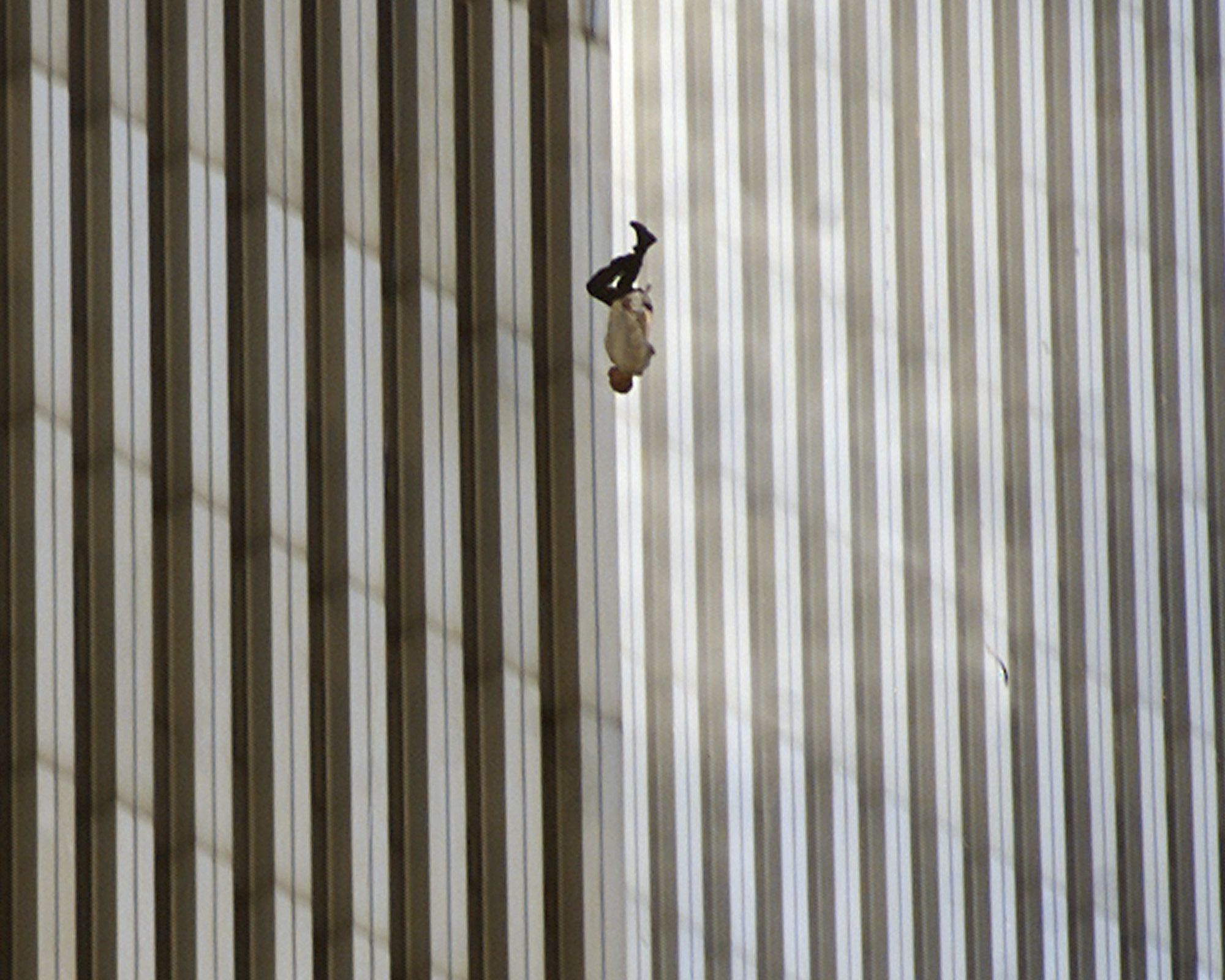 The Falling Man, η διασημότερη φωτογραφία της 11ης Σεπτεμβρίου 2001