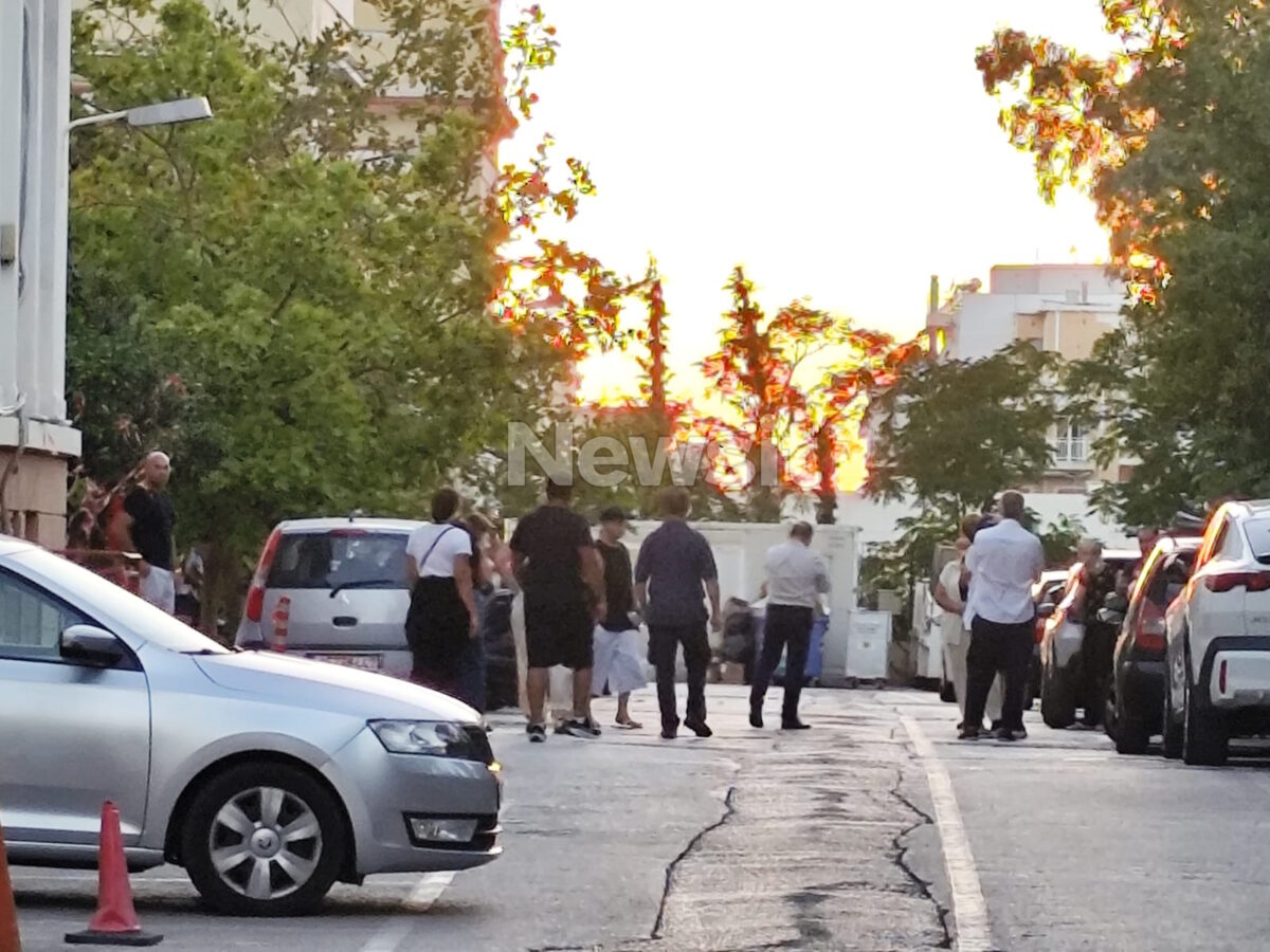Συγγενείς και φίλοι του Γι Γιώργου Μαζωνάκη έξω από το νοσοκομείο