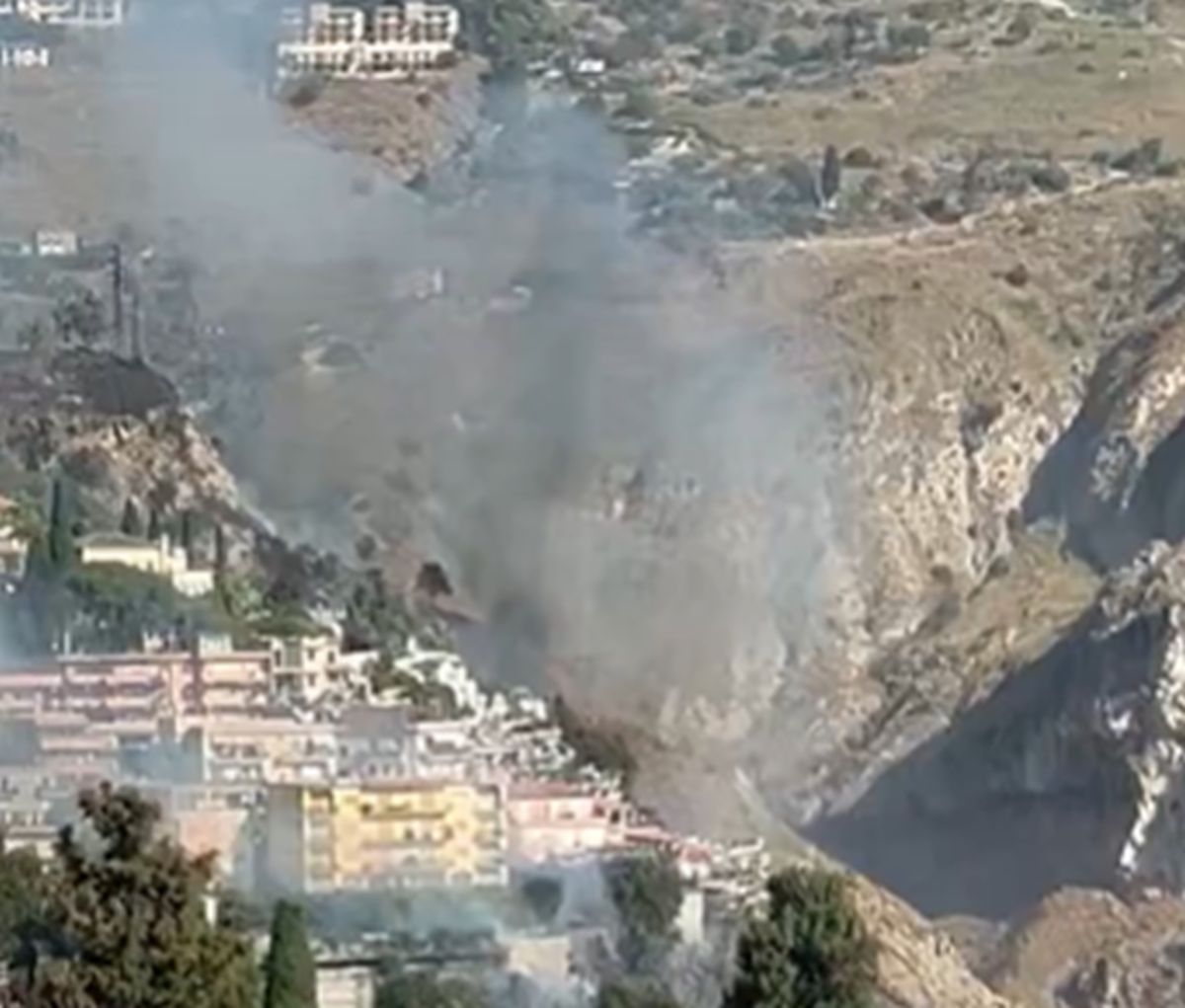 Ιταλία: Φωτιά πλησιάζει κατοικημένες περιοχές στην Ταορμίνα στη Σικελία - Εκκενώθηκε γηροκομείο