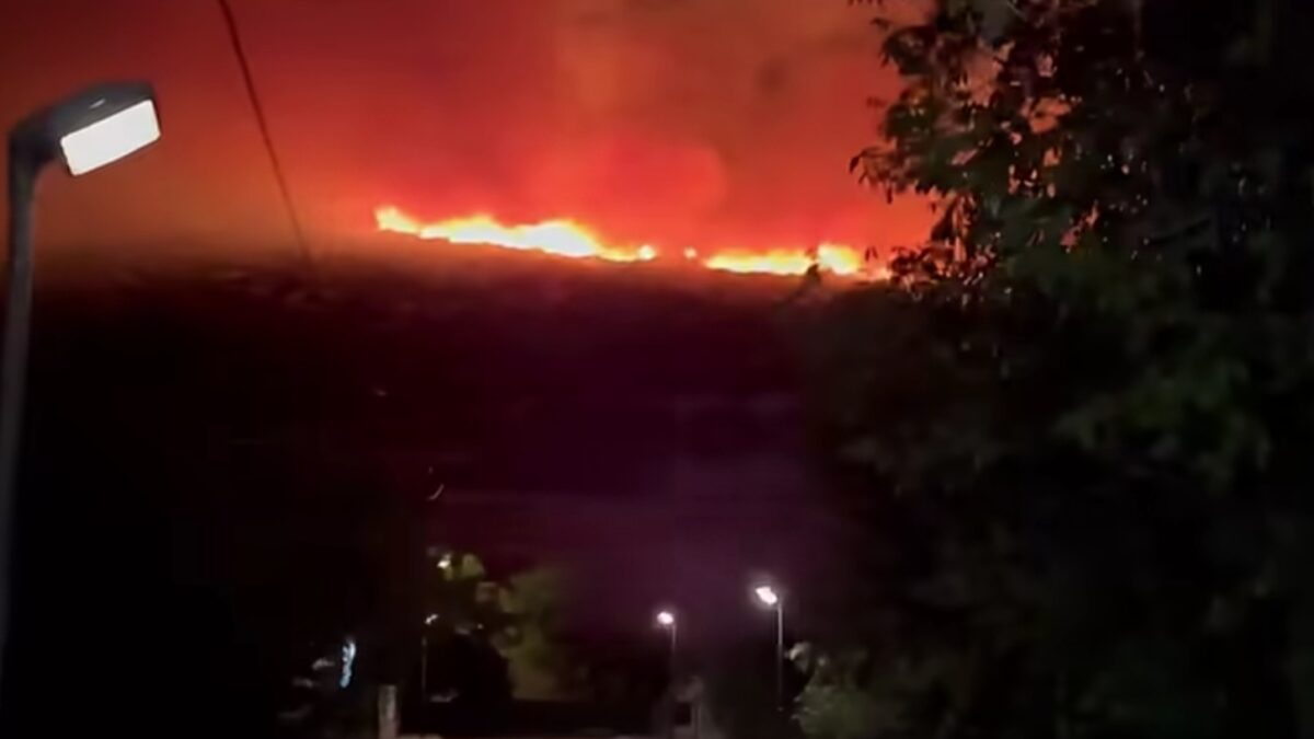 Φωτιά στη Φλώρινα: Ολονύχτια η μάχη με τις φλόγες, ενισχύθηκαν οι δυνάμεις – Εκκενώθηκε η Κρυσταλλοπηγή