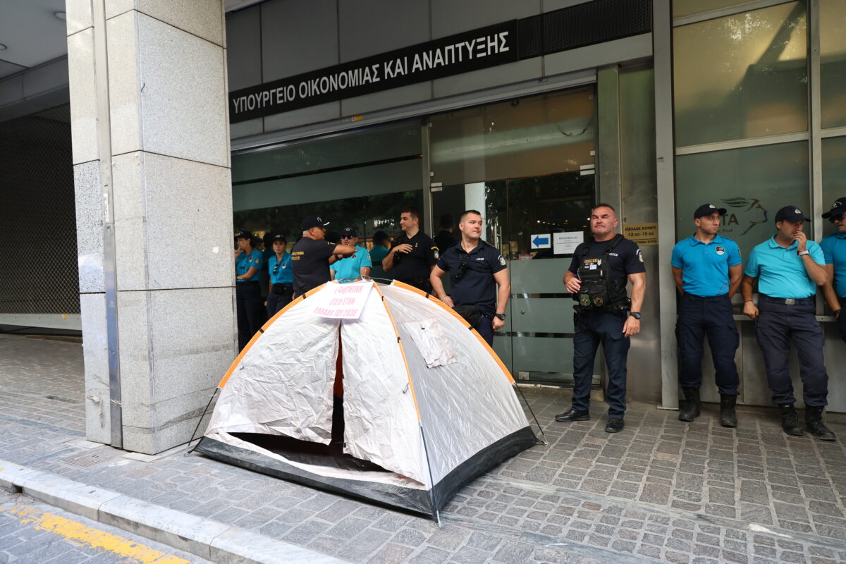 Συγκέντρωση διαμαρτυρίας έξω από το υπουργείο Οικονομικών πραγματοποίησαν οι φοιτητικοί σύλλογοι της Αθήνας, διαμαρτυρόμενοι για το πρόβλημα της φοιτητικής στέγης ενόψει της νέας ακαδημαϊκής χρονιάς Τετάρτη 16 Σεπτεμβρίου 2026.(ΓΙΑΝΝΗΣ ΠΑΝΑΓΟΠΟΥΛΟΣ