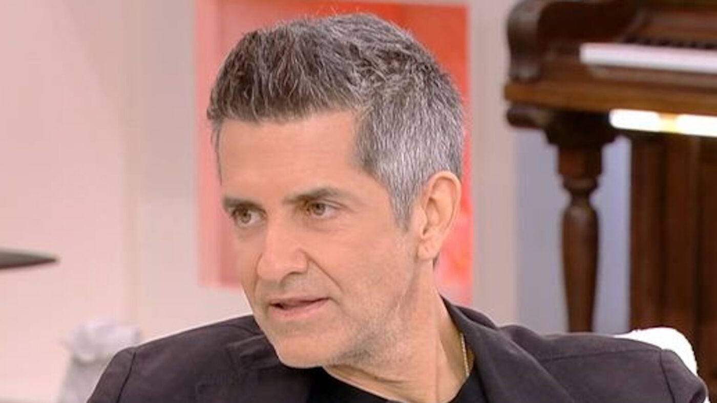 Ο Φοίβος κατά τη διάρκεια της συνέντευξης στη Ναταλία Γερμανού
