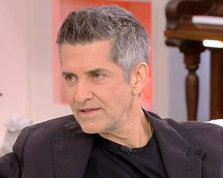 Ο Φοίβος κατά τη διάρκεια της συνέντευξης στη Ναταλία Γερμανού