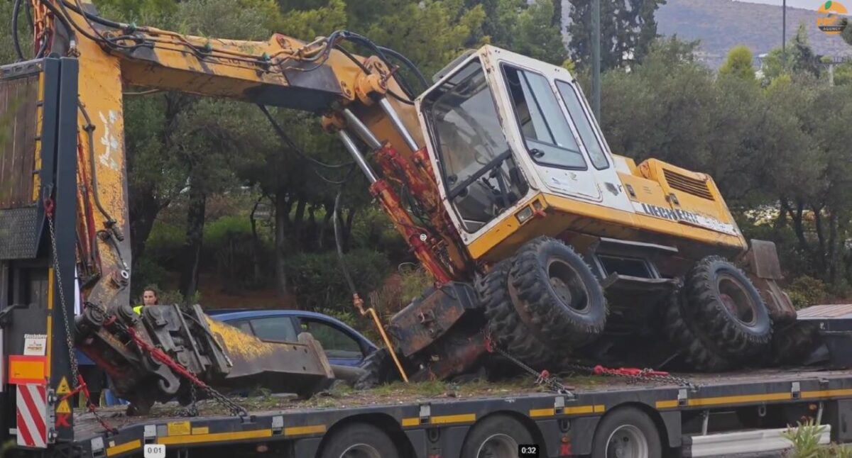 Κλειστή η Βουλιαγμένης στο Ελληνικό - Φορτηγό που μετέφερε σκαπτικό μηχάνημα χτύπησε σε γέφυρα