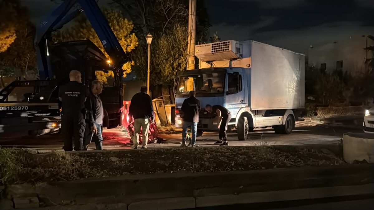 Φορτηγό έπεσε σε φρεάτιο στην Ιερά Οδό