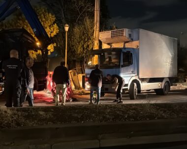 Φορτηγό έπεσε σε φρεάτιο στην Ιερά Οδό