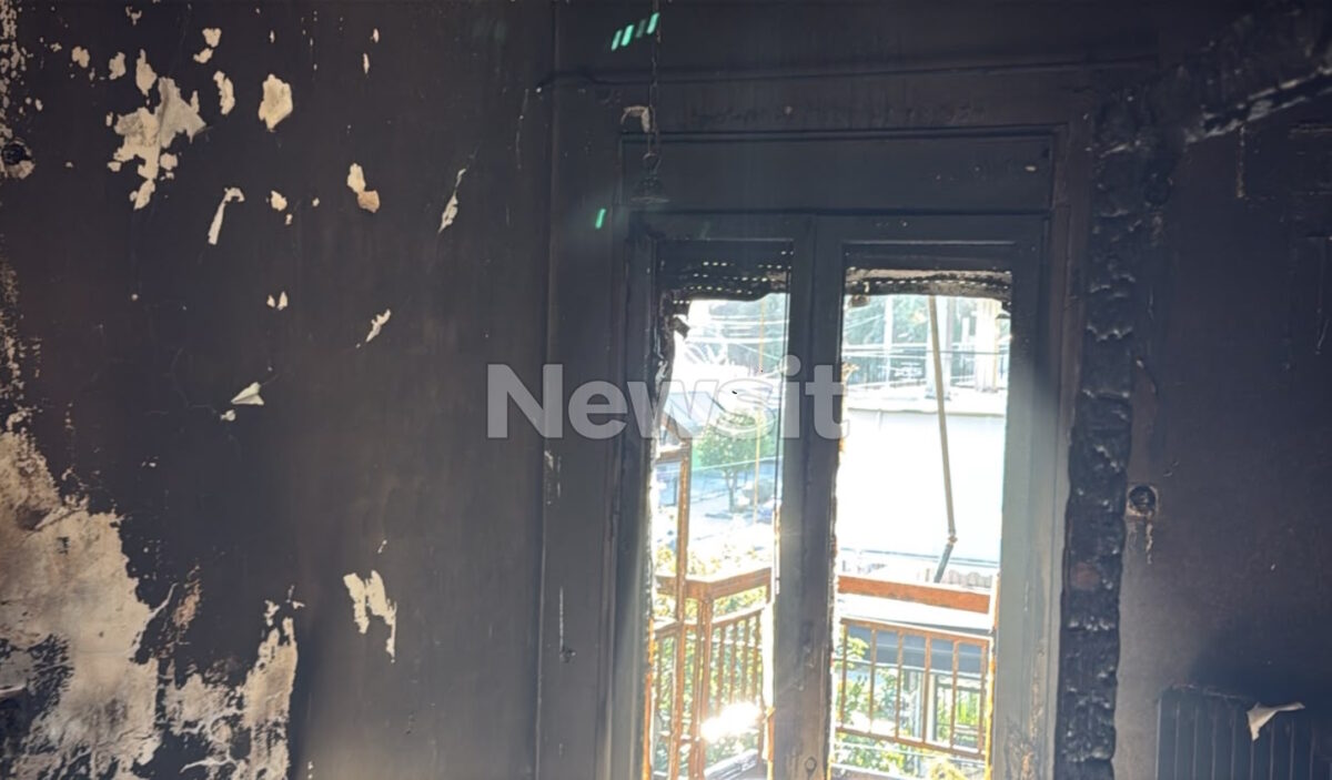 Νέα Ιωνία: Εικόνες καταστροφής στην πολυκατοικία μετά τη φωτιά – Βίντεο με τις φλόγες να «ξεπηδούν» από τα διαμερίσματα