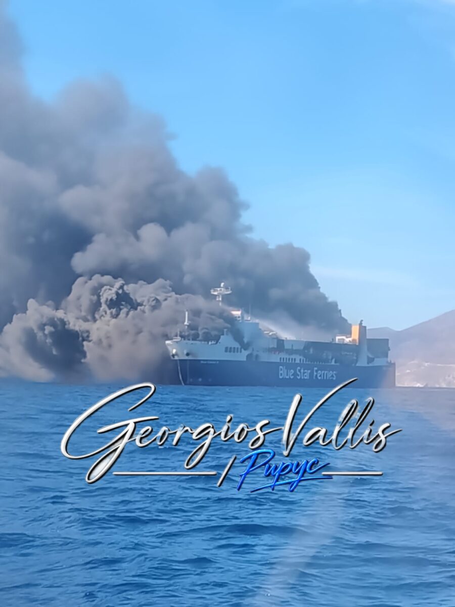 Πυκνοί καπνοί μέσα από το πλοίο