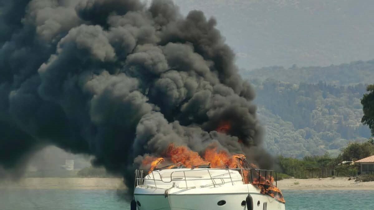 Φωτιά σε σκάφος στη Λευκάδα