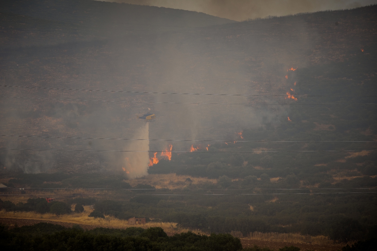 Φωτιά στο Αρχοντικό Παιανίας: Ισχυρές πυροσβεστικές δυνάμεις στο σημείο - Επιχειρούν και 2 ελικόπτερα