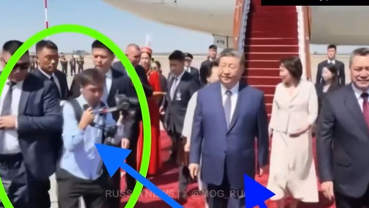 Οι σωματοφύλακες του Σι Τζινπίνγκ «εξαφάνισαν» φωτογράφο που πήγε πολύ κοντά του – Viral βίντεο