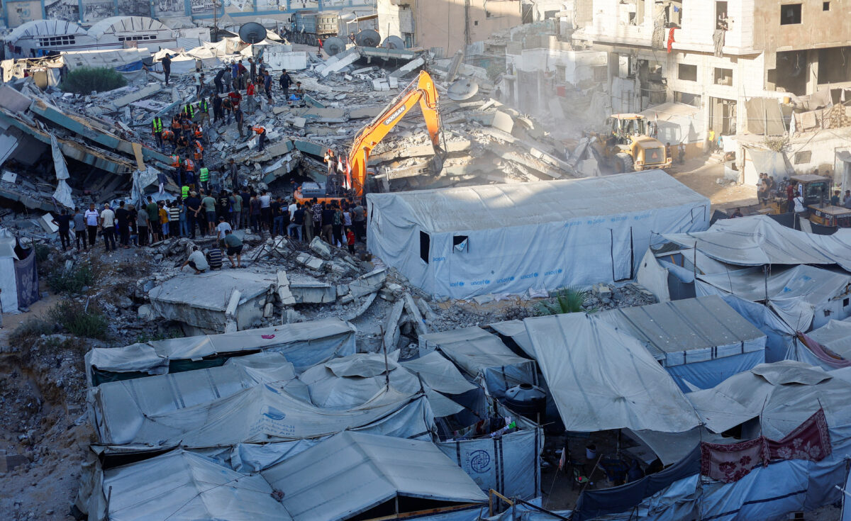 Civil Defence workers attempt to rescue people trapped beneath the rubble of a residential building that had been damaged in an earlier Israeli strike during the war and collapsed on Wednesday, in Gaza City, September 16, 2026. REUTERS/Mahmoud Issa