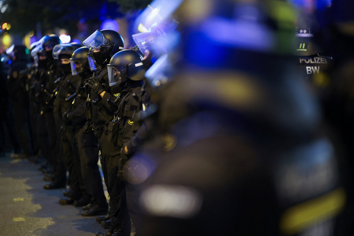 Αστυνομικοί κατά τη διάρκεια διαδήλωσης πριν από τις περιφερειακές εκλογές της Σαξονίας-Άνχαλτ στη Χάλλε της Γερμανίας