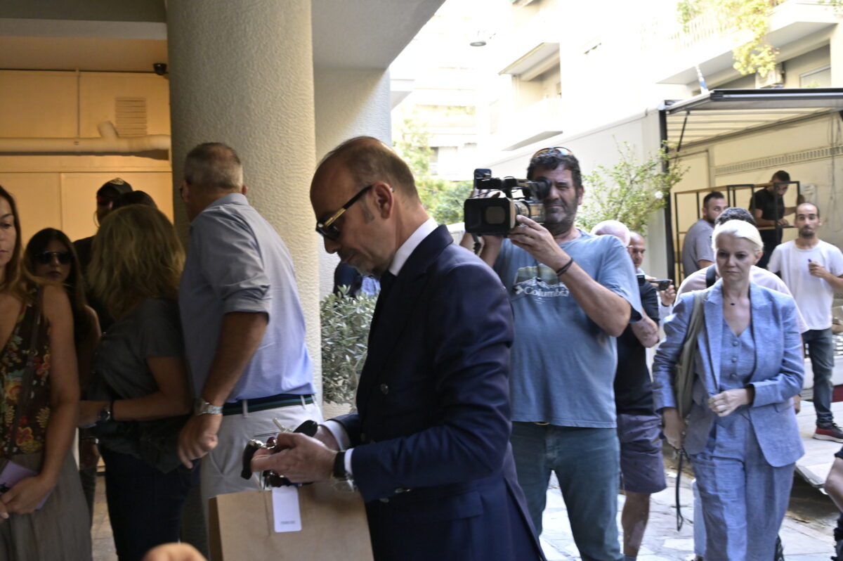 Η Ηλίας Θεοδωρόπουλος έξω από το ιατρείο του στο Κολωνάκι