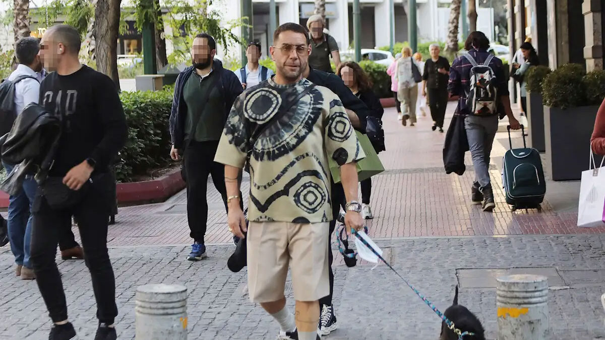 Ο Γιώργος Μαζωνάκης με τη σκυλίτσα του την Αρίθα