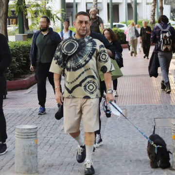 Ο Γιώργος Μαζωνάκης με τη σκυλίτσα του την Αρίθα