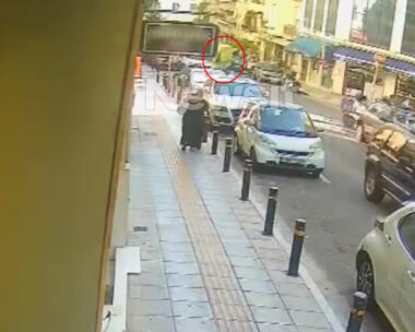 Η στιγμή που φτάνει στο ιατρείο το ασθενοφόρο του ΕΚΑΒ