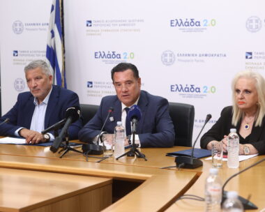 Ο υπουργός Υγείας Άδωνις Γεωργιάδης στην έκτακτη συνέντευξη Τύπου για την παρουσίαση του συστήματος AI ελέγχου ιδιωτικών ιατρείων. Μαζί του η πρόεδρος της του ΠΙΣ, Ματίνα Παγώνη, και ο πρόεδρος του ΙΣΑ, Γιώργος Πατούλης