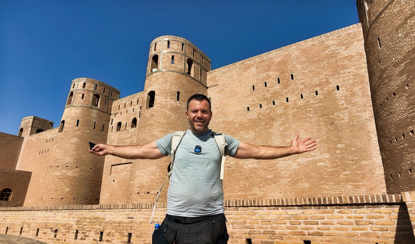 Ο Ευτύχης Μπλέτσας επιστρέφει με το «Happy Traveller» στον ΣΚΑΪ για 12η σεζόν