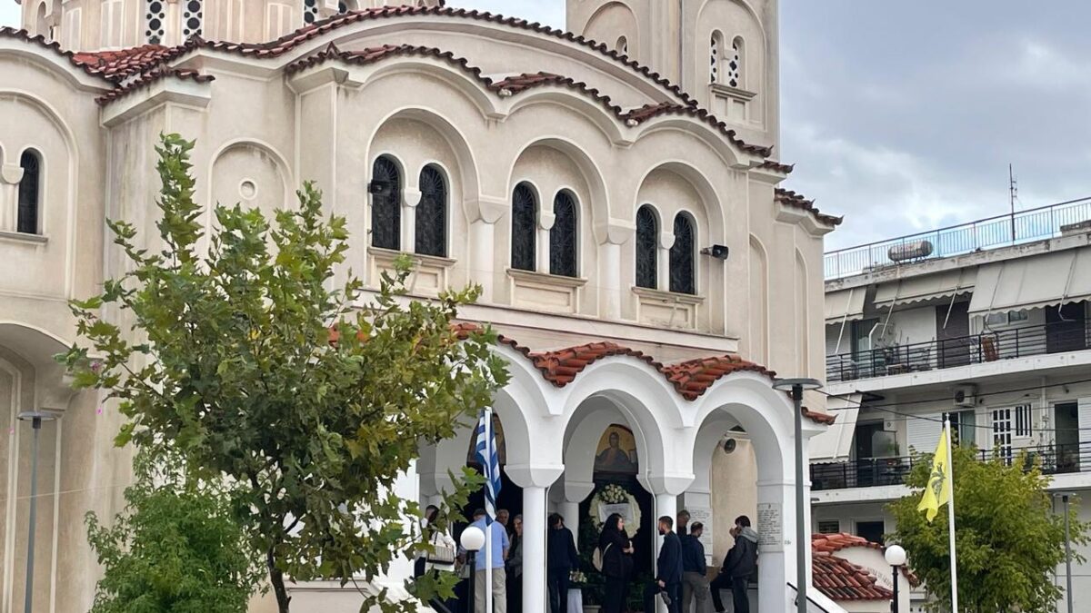 Η άτυχη γυναίκα που έπεσε νεκρή από τις μαχαιριές του δολοφόνου στην Ηγουμενίτσα προσπάθησε να αμυνθεί και να σώσει τη ζωή της. Αυτό δείχνουν τα τραύματα που υπάρχουν στα χέρια της. Η ιατροδικαστική εξέταση έδειξε ότι ο 27χρονος την κατακρεούργησε, καθώς έχει δεχτεί 15 μαχαιριές.