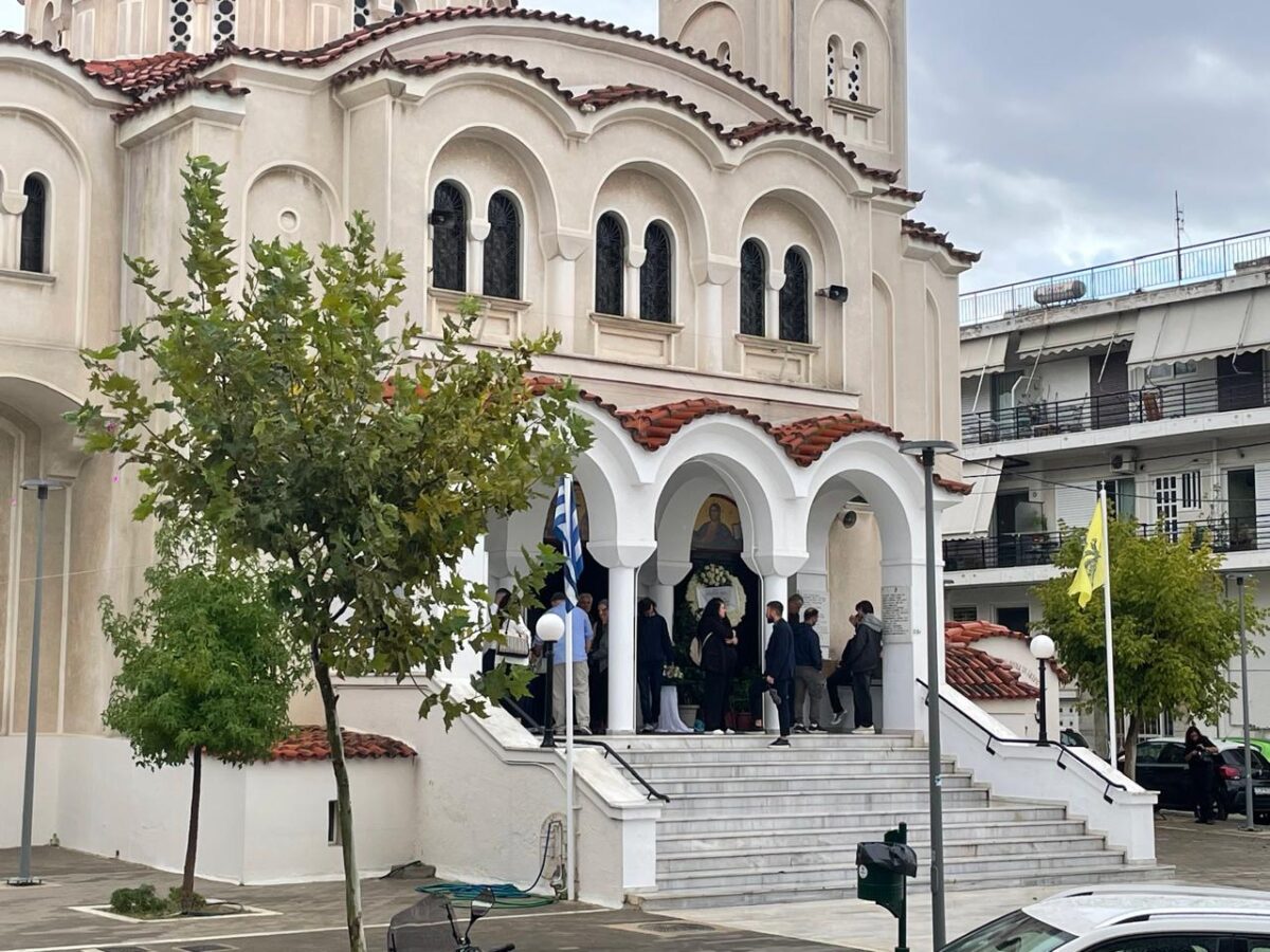 Η άτυχη γυναίκα που έπεσε νεκρή από τις μαχαιριές του δολοφόνου στην Ηγουμενίτσα προσπάθησε να αμυνθεί και να σώσει τη ζωή της. Αυτό δείχνουν τα τραύματα που υπάρχουν στα χέρια της. Η ιατροδικαστική εξέταση έδειξε ότι ο 27χρονος την κατακρεούργησε, καθώς έχει δεχτεί 15 μαχαιριές.