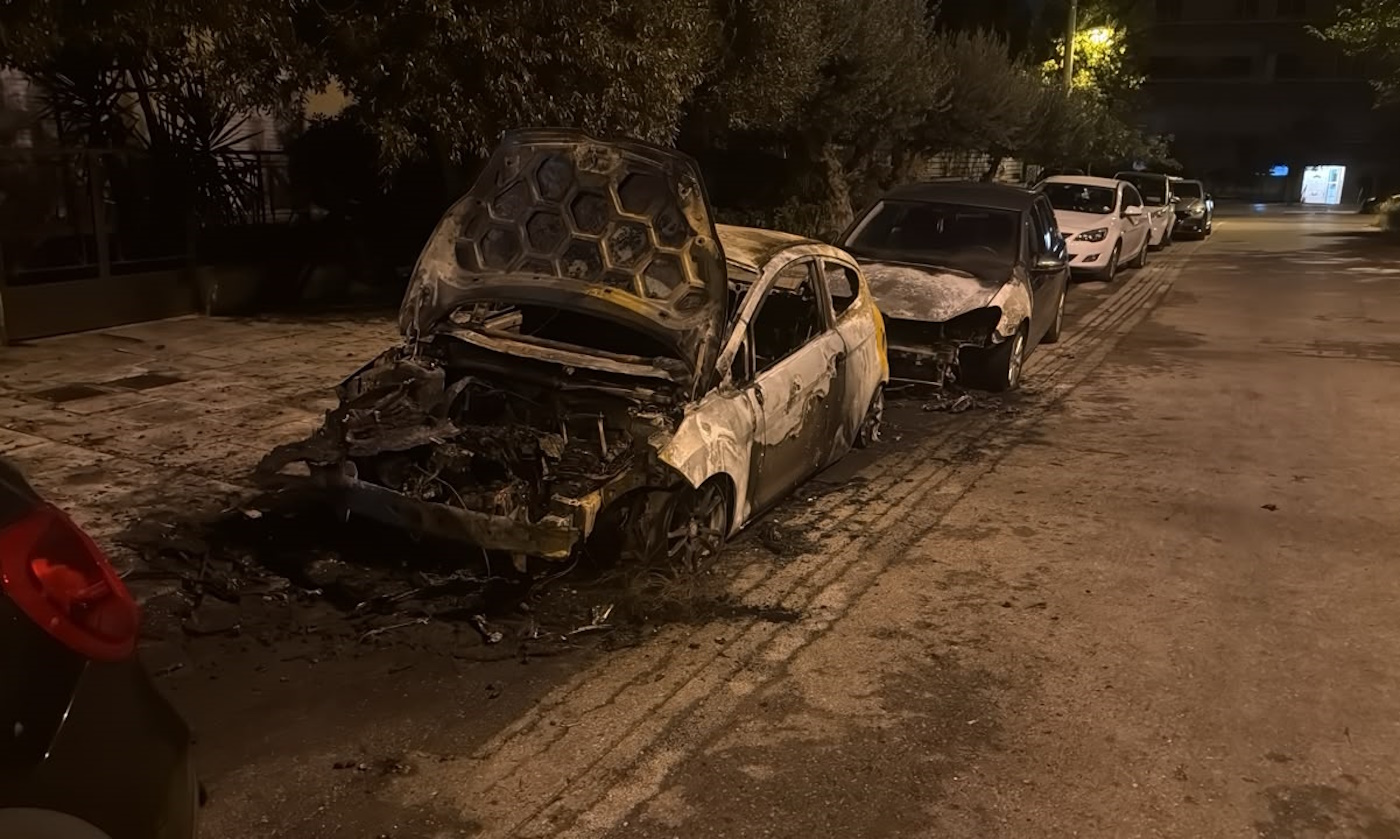 Φωτιά σε αυτοκίνητα στην Ηλιούπολη – Μεγάλες οι ζημιές στα οχήματα