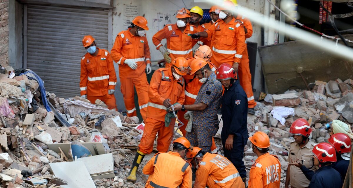 Επιχείρηση διάσωσης στο σημείο της κατάρρευσης κτιρίου στο Satya Niketan στο νοτιοδυτικό Δελχί, στο Νέο Δελχί