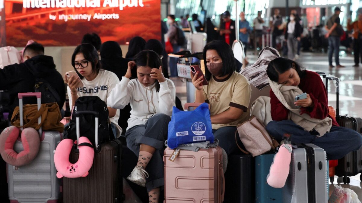 Stranded passengers wait at terminal as Soekarno Hatta International Airport closed its operations due to the eruption of the Mount Anak Krakatau volcano, in Tangerang, near Jakarta, Indonesia, September 7, 2026. REUTERS/Ajeng Dinar Ulfiana TPX IMAGES OF THE DAY