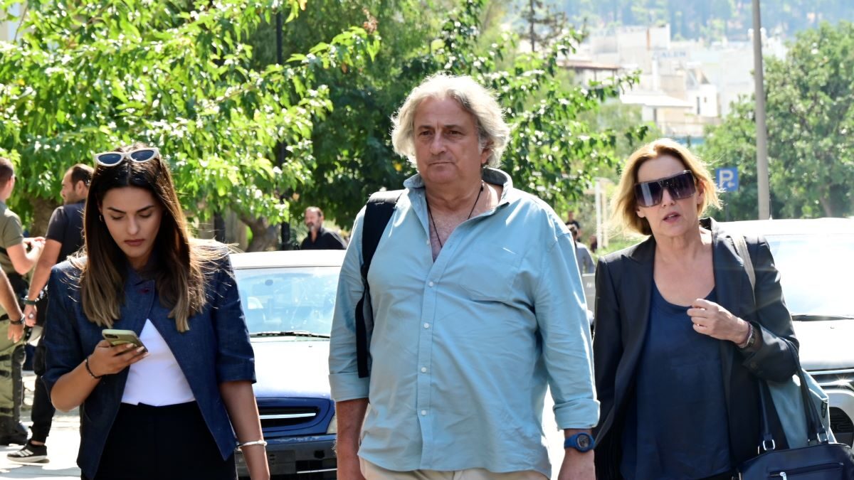 OΟ υπνοθεραπευτής βγαίνοντας από τα δικαστήρια της πρώην σχολής Ευελπίδων