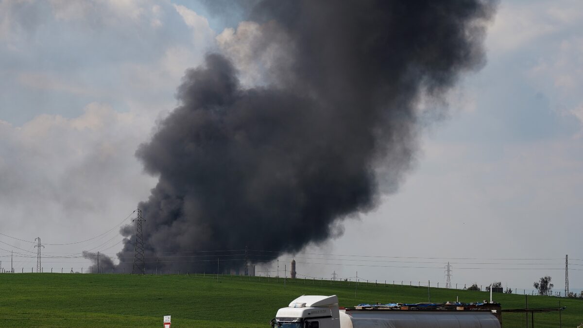 01 April 2026, Iraq, Erbil: Smoke rises from a motor oil depot on the outskirts of Erbil, after it was hit by a drone attack.