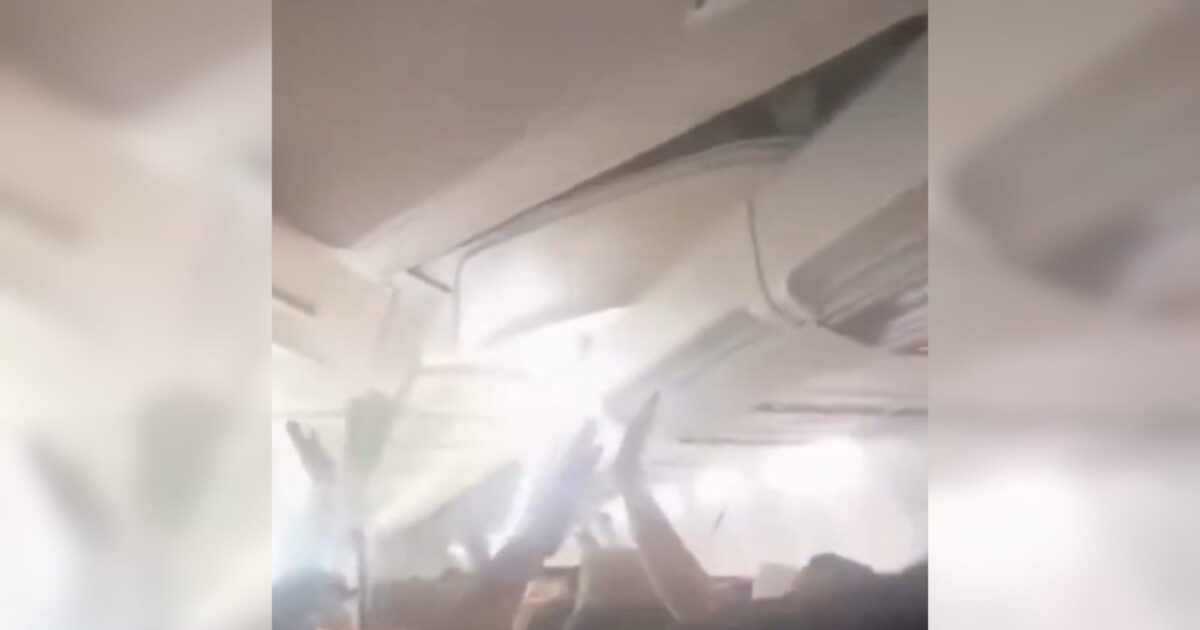 Τρόμος σε πτήση Boeing 737 στο Ιράν: Διαλύθηκε το εσωτερικό του αεροσκάφους, κομμάτια έπεφταν πάνω στους επιβάτες Τρόμος σε πτήση Boeing 737 στο Ιράν: Διαλύθηκε το εσωτερικό του αεροσκάφους, κομμάτια έπεφταν πάνω στους επιβάτες