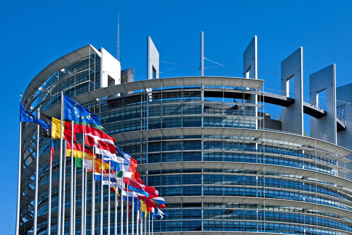 Η Κομισιόν κινεί διαδικασίες επί παραβάσει κατά (και) της Ελλάδας για ξέπλυμα χρήματος, αγορά ηλεκτρικής ενέργειας και εμπορία ανθρώπων