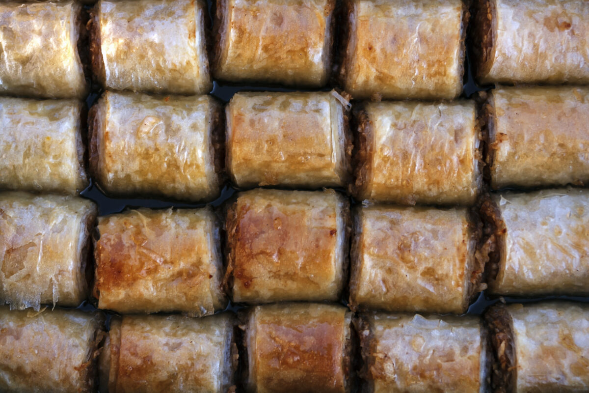 Συνταγή για μπακλαβά με μήλο και καρύδια