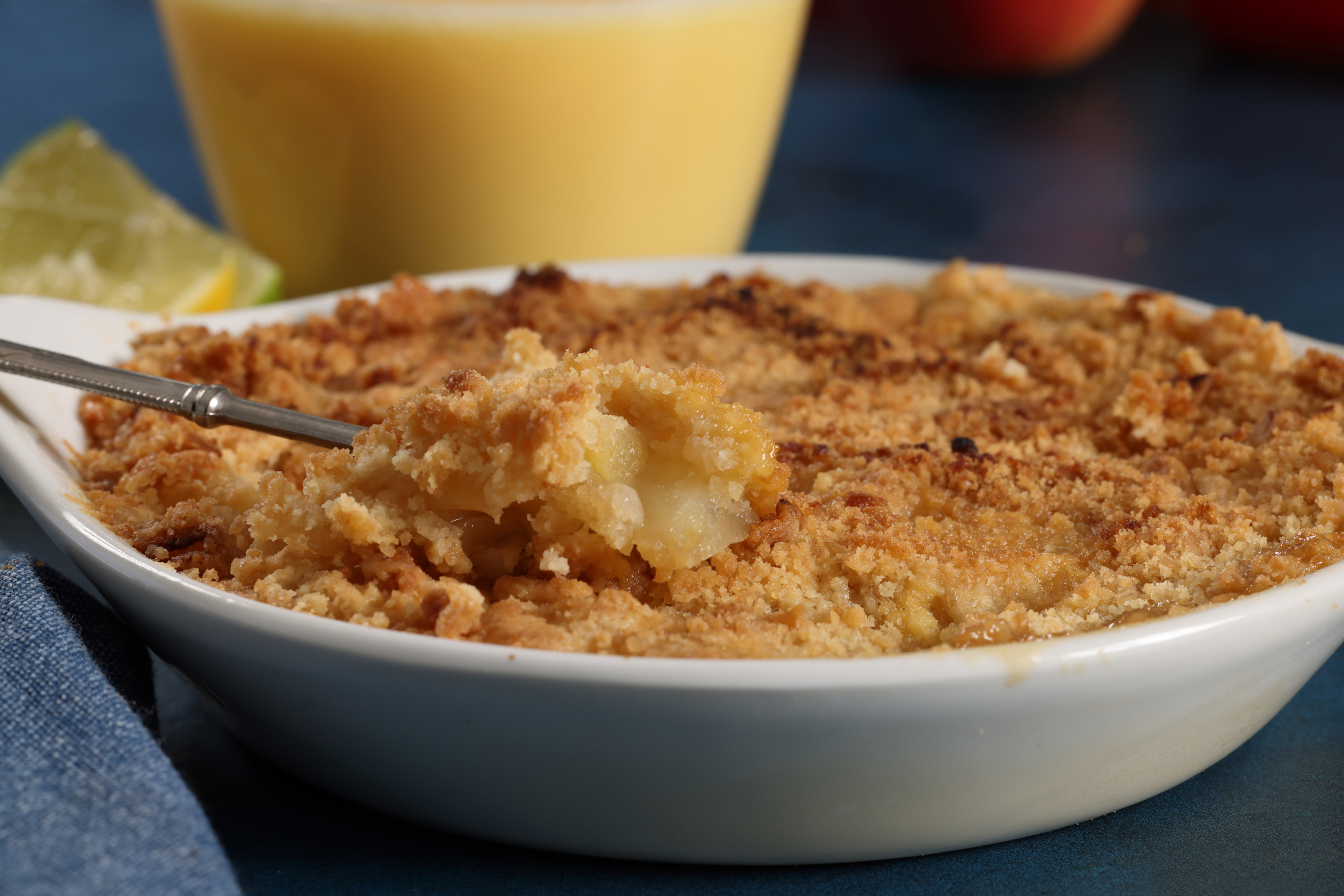 Βουτυράτη τάρτα με μήλα και τραγανό crumble