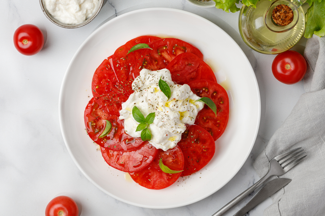 Καρπάτσιο ντομάτας με burrata και λάδι βασιλικού