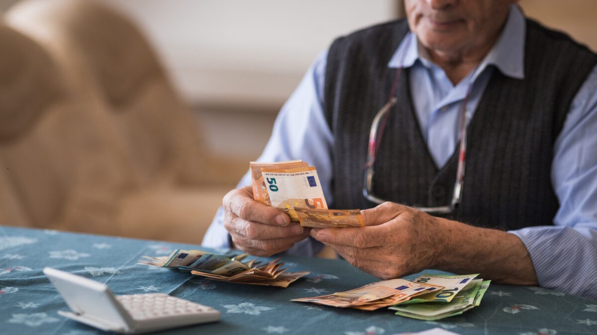 Close-up of a senior man counting money in European Union currency, syntaxiouxos metraei xrima
