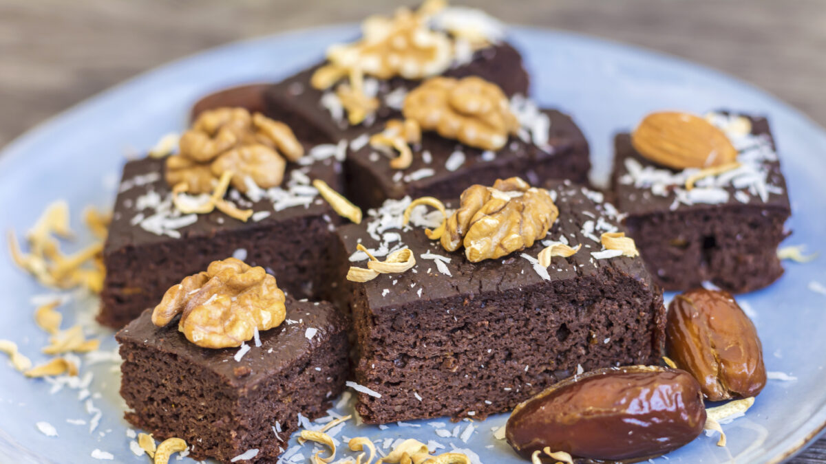 Brownie cake με χουρμάδες