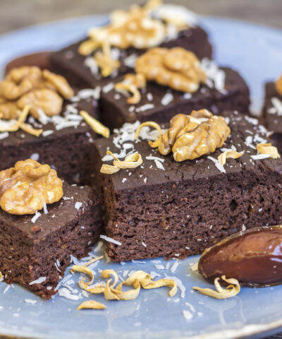Brownie cake με χουρμάδες
