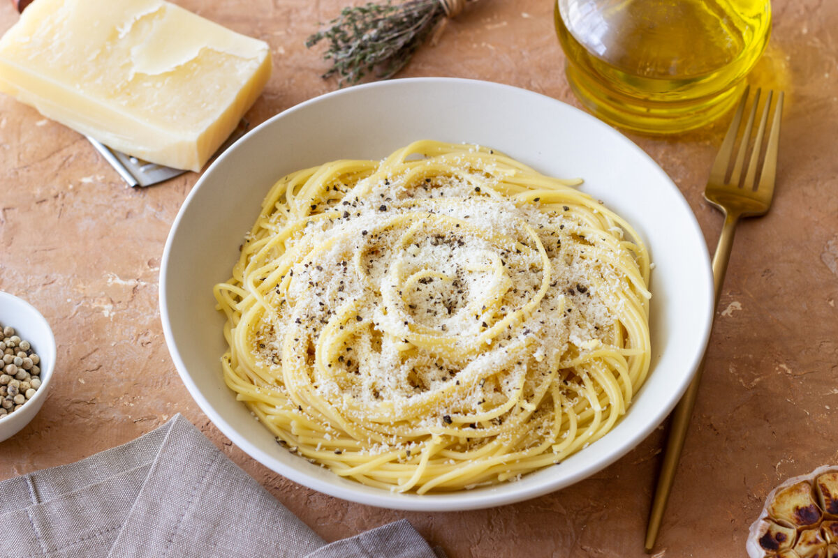 Συνταγή για σπαγγέτι Cacio e Pepe με ξύσμα λεμονιού