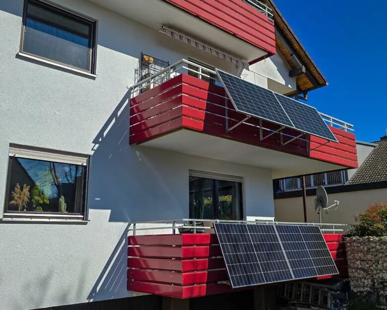 Two balcony solar system with 800 W, fixed at an angle of 30 and 20 degrees for more efficient use of solar energy. Housing technology in Germany.
