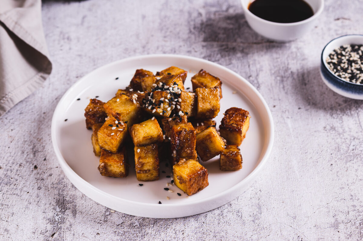 Συνταγή για τραγανές μπουκιές Tofu με σουσάμι και τεριγιάκι