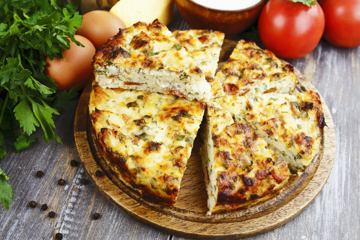 Συνταγή για αλμυρό κέικ με καλαμπόκι, γαλοπούλα και τσένταρ