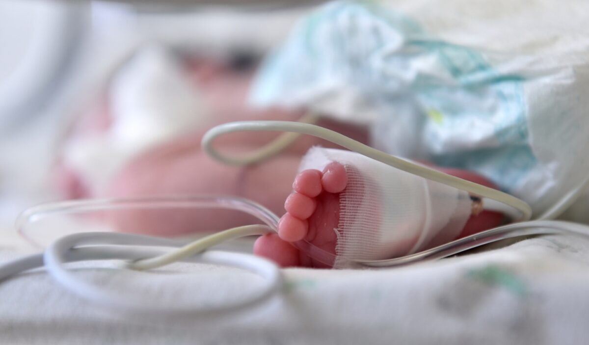 Χανιά: Στην ανακρίτρια η 18χρονη που χτύπησε το βρέφος της – Το ιστορικό κακοποίησής της και η επιλόχειος κατάθλιψη