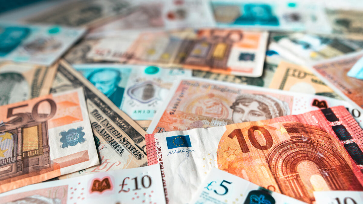 Bills of euro, dollar and pound currencies, among others.