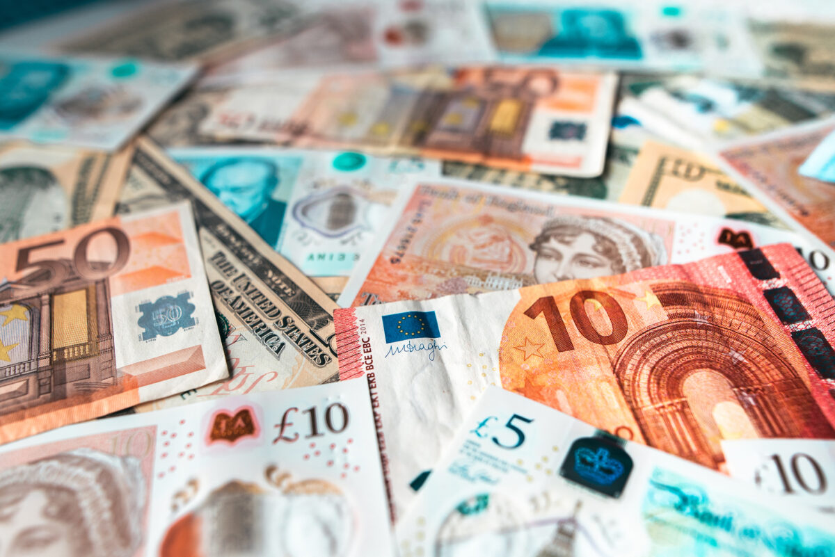 Bills of euro, dollar and pound currencies, among others.